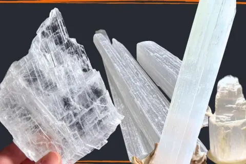 Mehrere transparente, säulenförmige Kristalle, die wie Eis aussehen. Ein großer, flacher Selenit Stein wird von einer Hand gehalten.