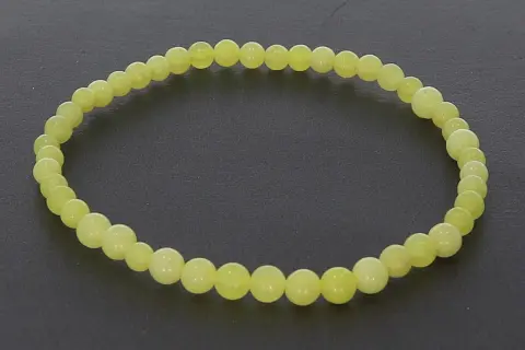 Armband aus gelben Jadeperlen. Die gelbe Jade soll positive Energie und Wohlstand anziehen, eine sanfte Wirkung für Körper und Geist.