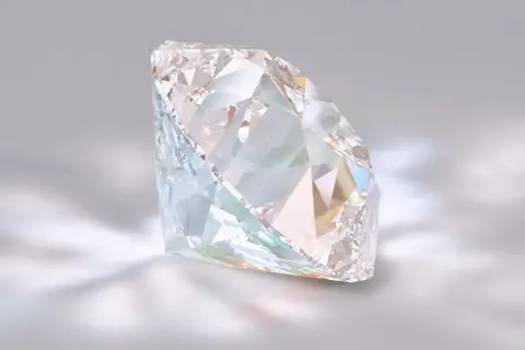 Ein funkelnder Diamant, der das Licht in allen Farben bricht. So sieht ein Diamant aus, wenn er in seiner vollen Pracht erstrahlt.