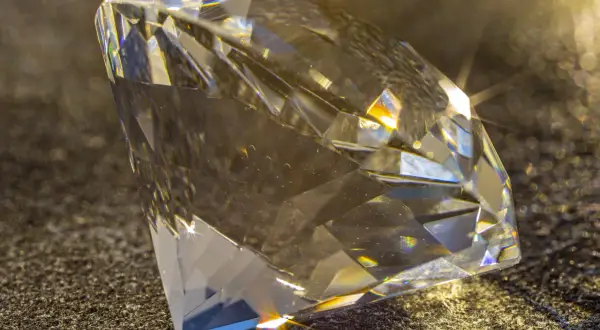 Ein funkelnder Diamant, der die Frage aufwirft, wo es die meisten Diamanten gibt.
