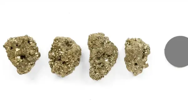 Vier goldglänzende Pyrit-Klumpen, die ihre vielfältige Pyrit-Verwendung in der Schmuckherstellung und als Sammlerstücke zeigen.