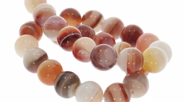 Eine Kette aus runden, gestreiften Perlen aus Sardonyx-Stein in warmen Rot-, Braun- und Cremetönen.