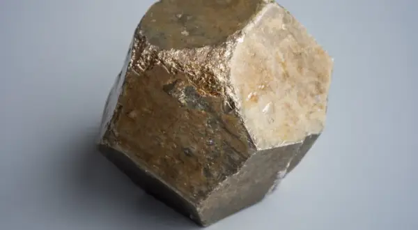 Ein facettierter Markasit-Kristall mit metallischem Glanz. Seine natürliche Markasit Wirkung wird oft mit Stärke und Schutz assoziiert.