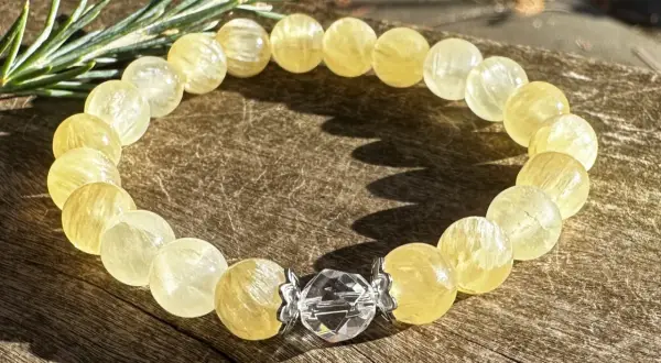 Armband aus gelben Calcit-Kugeln mit einem Kristall-Verschluss. Der Danburit Heilstein Wirkung wird oft mit Klarheit und Energie assoziiert.