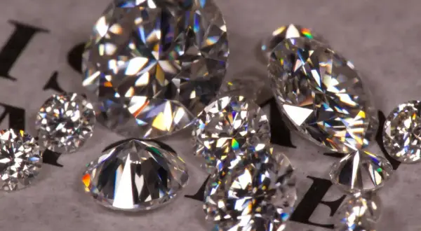 Glitzernde Zirkonia Steine, die das Licht brechen. Ihre Bedeutung liegt in ihrer Brillanz und ihrem Feuer, ähnlich wie bei Diamanten.