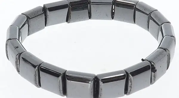 Armband aus facettierten Hämatit-Steinen. Was ist Hämatit? Ein Mineral, das für seinen metallischen Glanz bekannt ist.