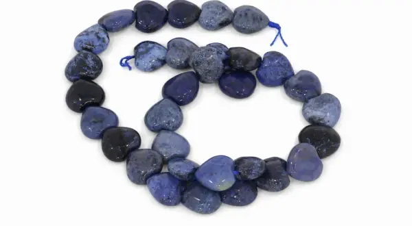 Herzförmige Dumortierit-Steine, ideal zum Basteln. Wenn Sie Dumortierit kaufen möchten, sind diese wunderschönen blauen Perlen eine tolle Wahl.