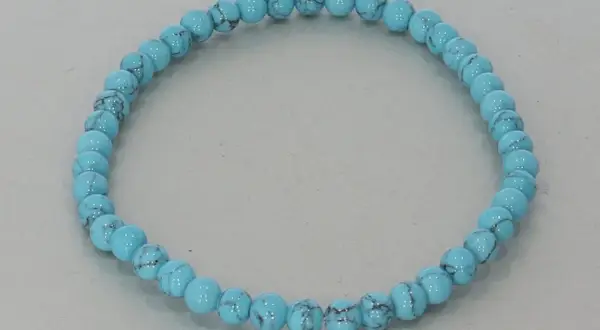 Türkis-Armband mit hellblauen Perlen, die an den Himmel erinnern. Die Bedeutung von Türkis steht für Schutz und Heilung.