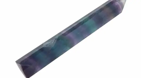 Ein spitz zulaufender Stab aus Regenbogenfluorit mit Streifen in Lila, Blau und Grün.