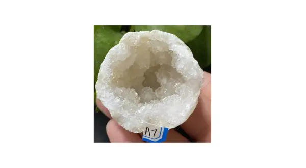 Ein weißer Achat mit einer geodenartigen Höhle. Seine Wirkung soll beruhigend sein.