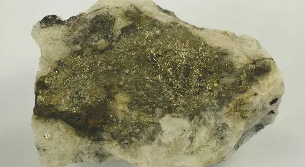 Gestein mit glänzenden, goldfarbenen Pyrit-Kristallen. Vorsicht, Pyrit ist giftig!