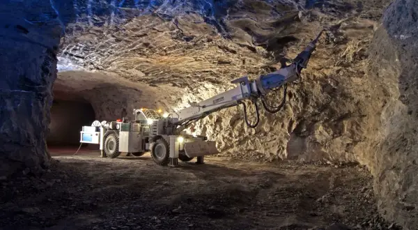 Bohrmaschine in einem Bergwerk, das Anhydrit abbaut. Anhydrit ist ein Mineral, das in der Bauindustrie verwendet wird.