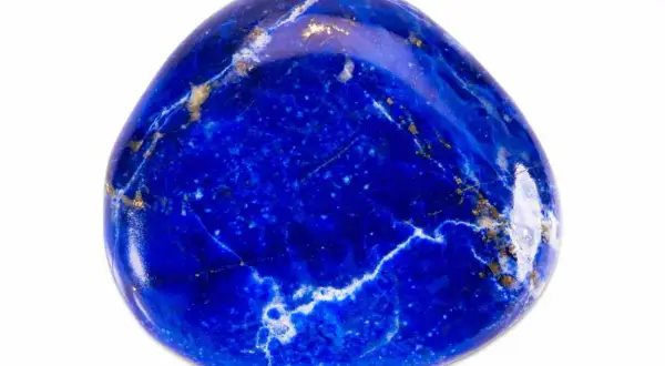 Ein polierter Lapis-Lazuli-Stein, dessen tiefe blaue Farbe und goldene Pyrit-Einschlüsse seine mystische lapislazuli bedeutung widerspiegeln.