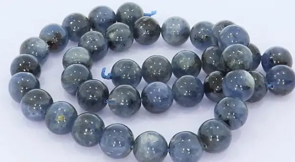 Eine Kette aus blauen, kugelförmigen Steinen mit schimmernder Wirkung.