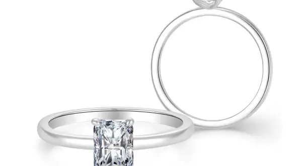 Zwei Ringe mit Diamanten: ein Ring mit einem rechteckigen Diamanten, der die Frage "wie viel ist 1 karat diamant wert" aufwirft, und ein weiterer Ring mit einem runden Diamanten.