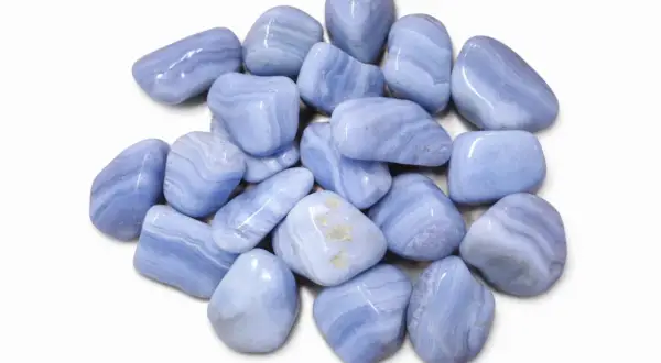 Ein Haufen glatt polierter blauer Chalcedon-Trommelsteine, die für ihre beruhigende trommelstein wirkung bekannt sind.