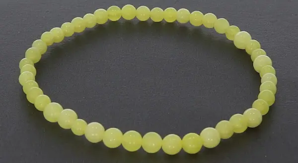 Armband aus gelben Jadeperlen. Die gelbe Jade soll positive Energie und Wohlstand anziehen, eine sanfte Wirkung für Körper und Geist.