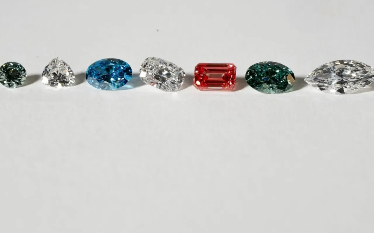 Reihe von farbigen und weißen Diamanten in verschiedenen Schliffen, jeder mit einem einzigartigen diamant schliff.