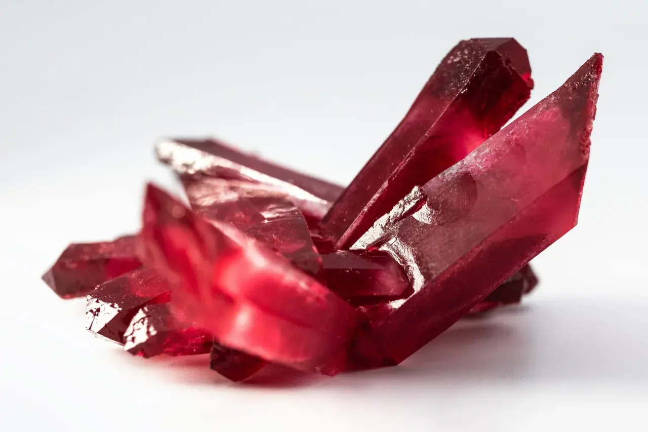 Rote Kristalle, die an einen Rubin erinnern. Die Bedeutung von Rubin liegt in Leidenschaft und Vitalität.
