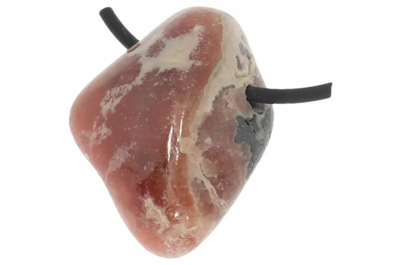 Ein facettierter Rhodochrosit-Anhänger mit schwarzem Band. Seine rosa Farbe und die hellen Einschlüsse deuten auf seine positive Rhodochrosit Wirkung hin.