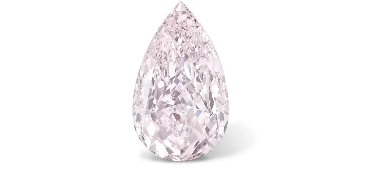 Ein tropfenförmiger, heller lila Diamant, dessen Name "The Graff Pink" lautet, funkelt im Licht.