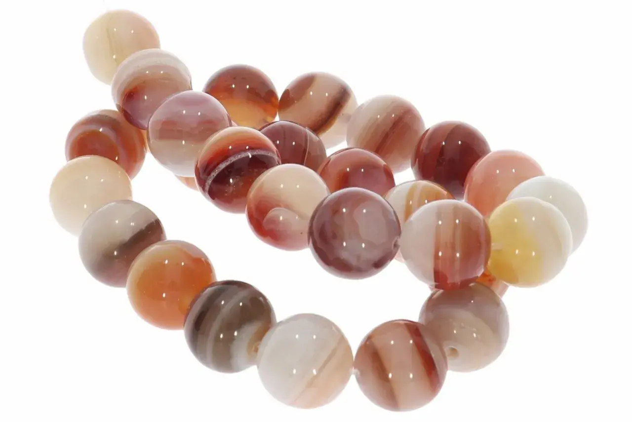 Eine Kette aus runden, gestreiften Perlen aus Sardonyx-Stein in warmen Rot-, Braun- und Cremetönen.