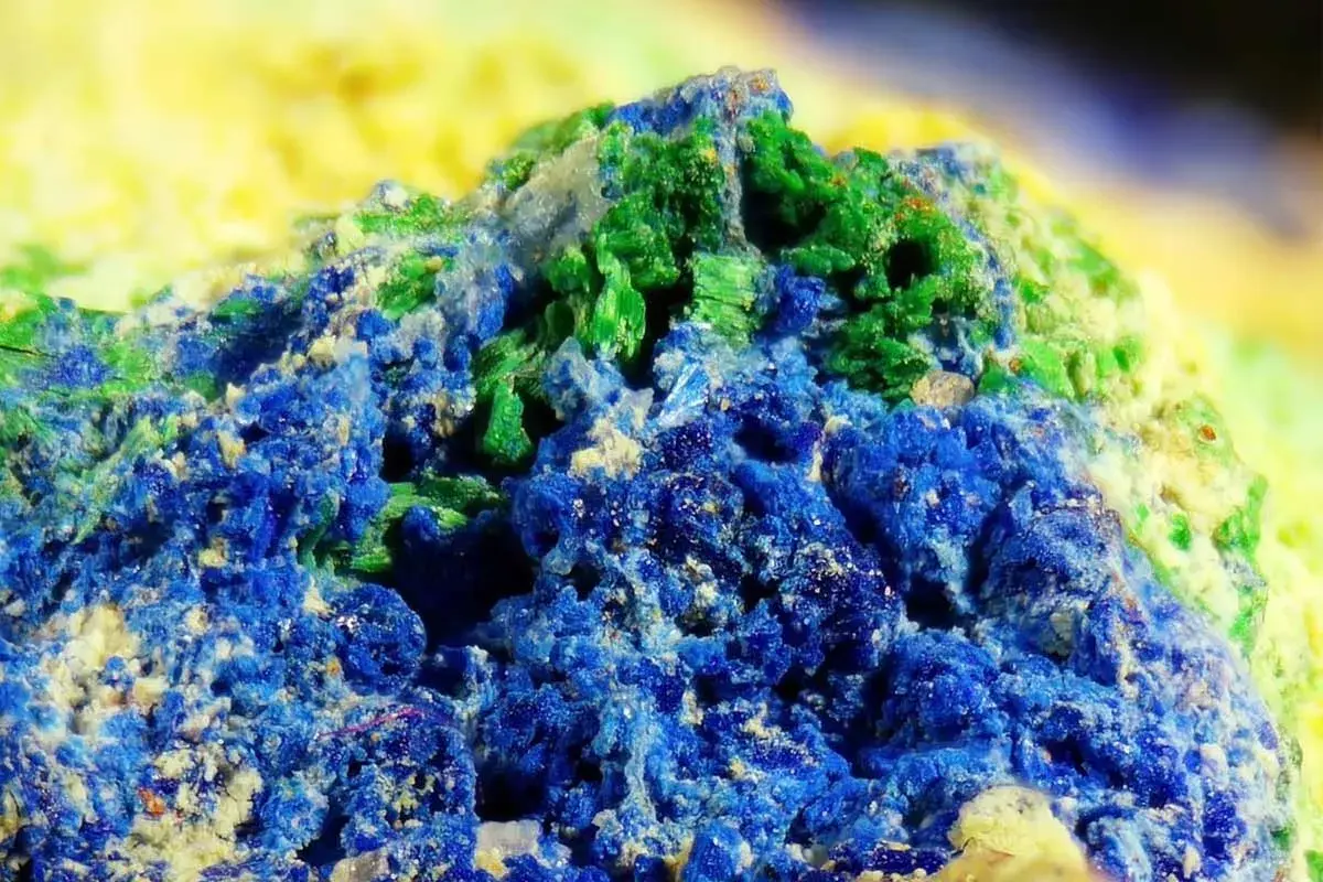 Nahaufnahme von Azurit und Malachit, die wie eine Miniaturlandschaft mit tiefblauen und smaragdgrünen Mineralien aussieht.