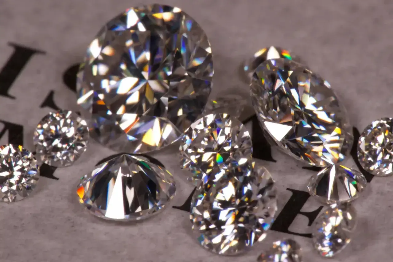 Glitzernde Zirkonia Steine, die das Licht brechen. Ihre Bedeutung liegt in ihrer Brillanz und ihrem Feuer, ähnlich wie bei Diamanten.