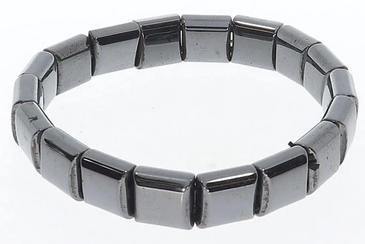 Armband aus facettierten Hämatit-Steinen. Was ist Hämatit? Ein Mineral, das für seinen metallischen Glanz bekannt ist.