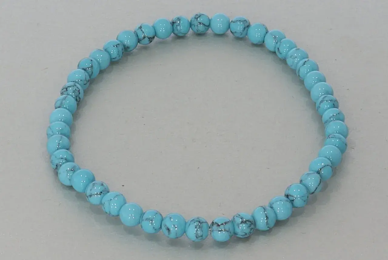 Türkis-Armband mit hellblauen Perlen, die an den Himmel erinnern. Die Bedeutung von Türkis steht für Schutz und Heilung.