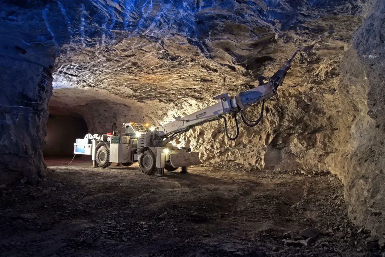 Bohrmaschine in einem Bergwerk, das Anhydrit abbaut. Anhydrit ist ein Mineral, das in der Bauindustrie verwendet wird.