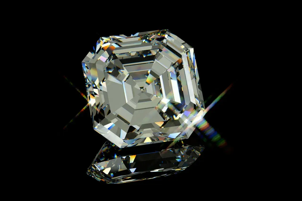 Ein geschliffener Diamant mit vielen Facetten, der das Licht in allen Farben bricht. Man fragt sich, wie viele Facetten hat ein Brillant, um solch ein Funkeln zu erzeugen.