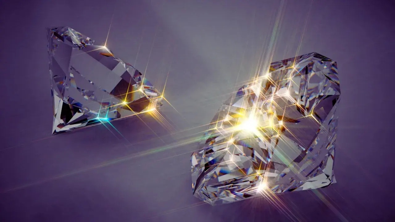 Zwei funkelnde, geschliffene Diamanten auf violettem Hintergrund. Die Lichtreflexionen deuten auf synthetische Diamanten Nachteile hin, da sie künstlich erzeugt werden.
