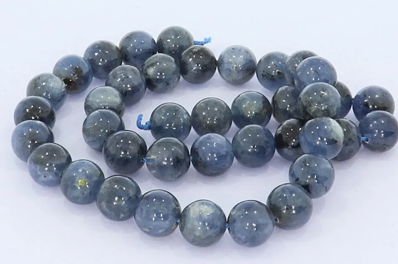 Eine Kette aus blauen, kugelförmigen Steinen mit schimmernder Wirkung.