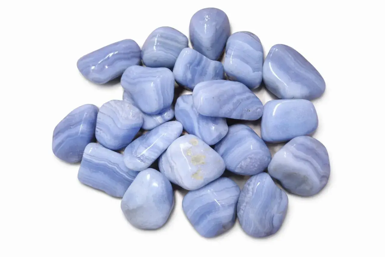 Ein Haufen glatt polierter blauer Chalcedon-Trommelsteine, die für ihre beruhigende trommelstein wirkung bekannt sind.