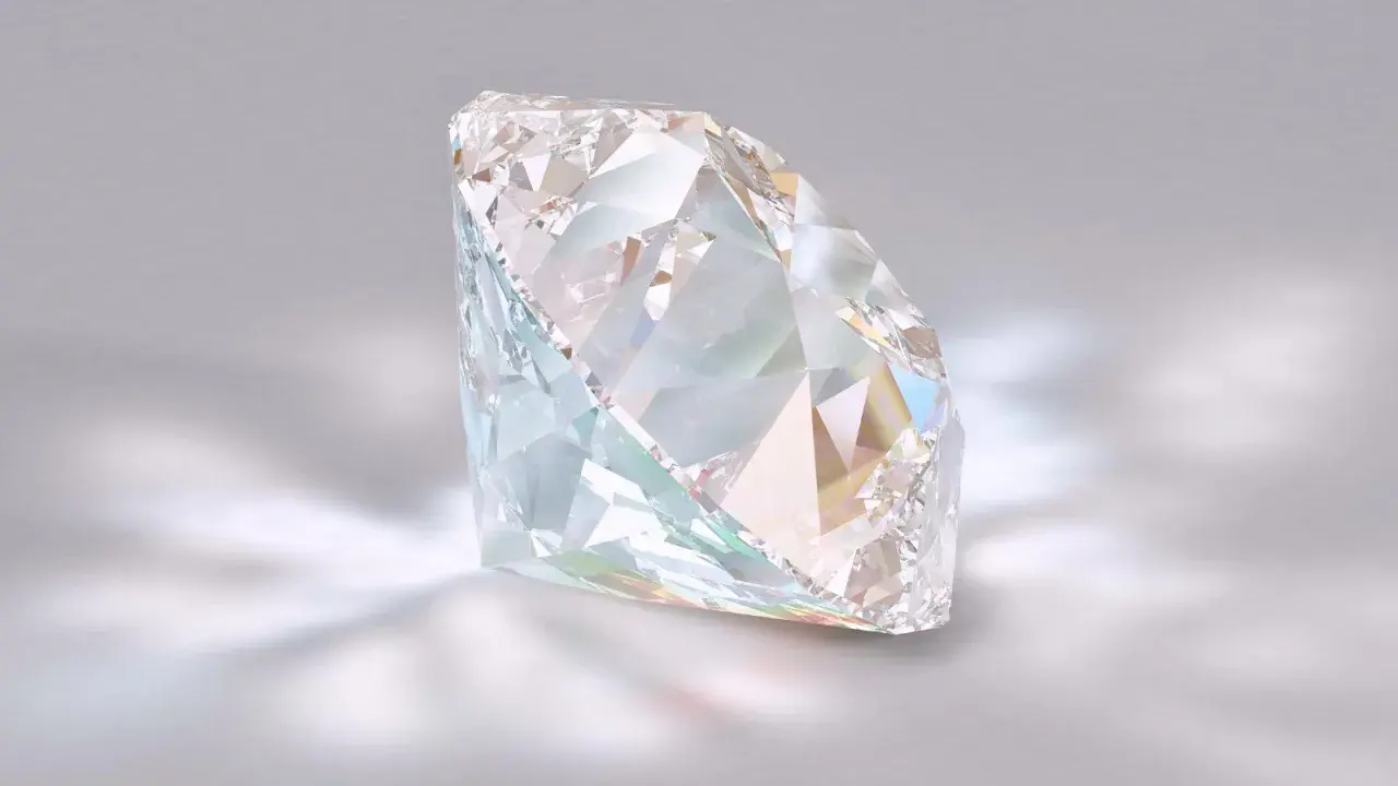 Ein funkelnder Diamant, der das Licht in allen Farben bricht. So sieht ein Diamant aus, wenn er in seiner vollen Pracht erstrahlt.