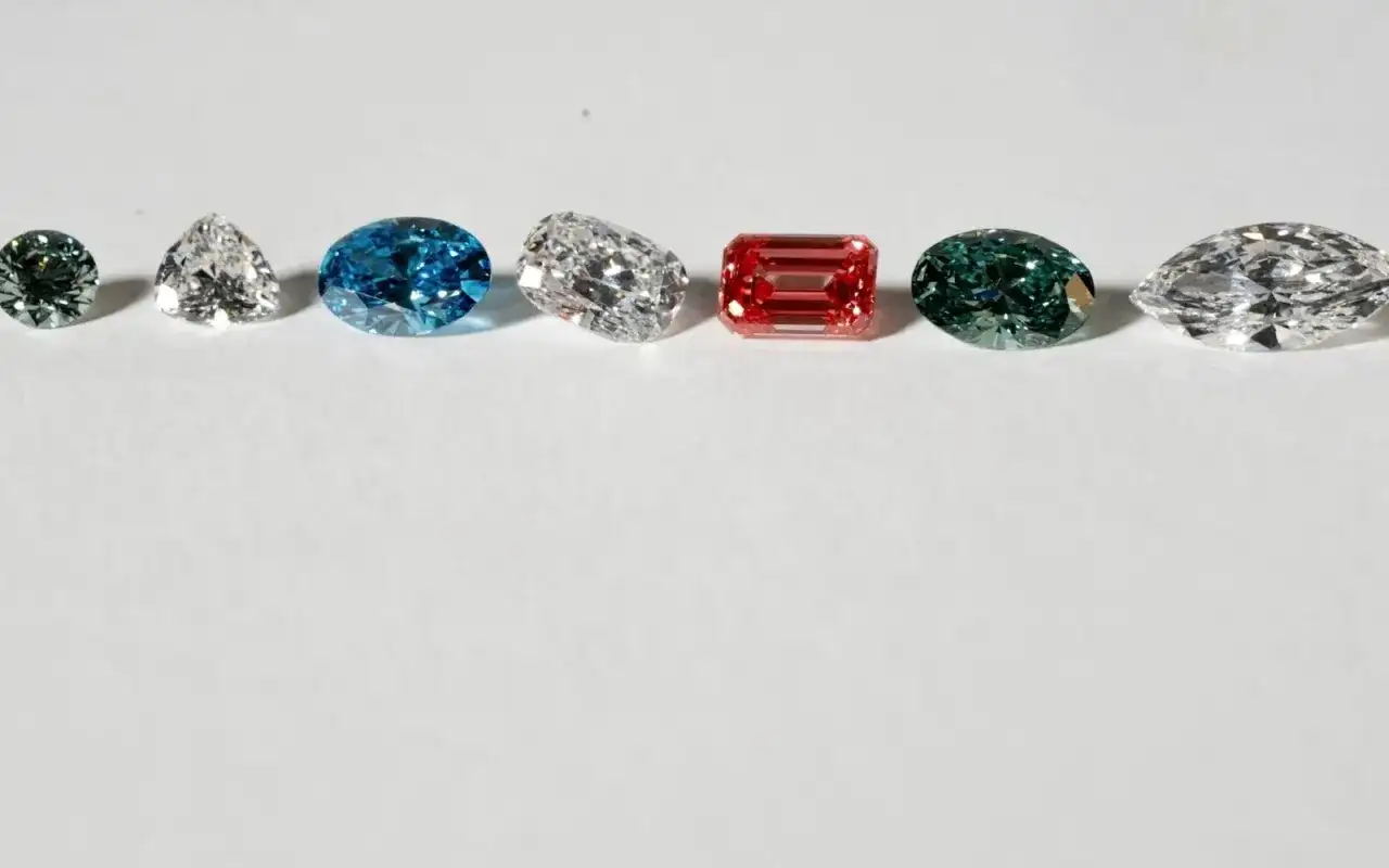 Reihe von farbigen und weißen Diamanten in verschiedenen Schliffen, jeder mit einem einzigartigen diamant schliff.