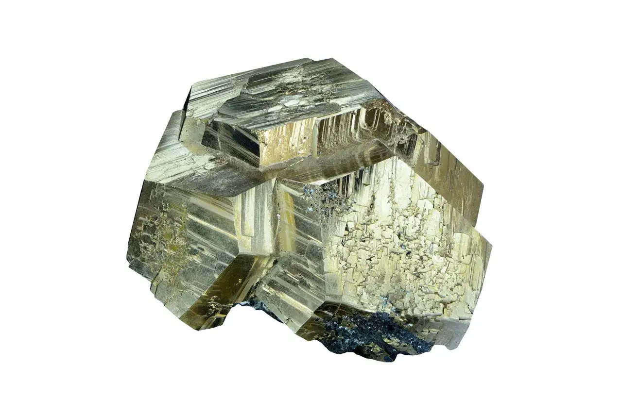 Gl&auml;nzender Pyritkristall mit w&uuml;rfeligen Formen. Seine Verwendung reicht von Schmuck bis zur Schwefels&auml;ureherstellung.