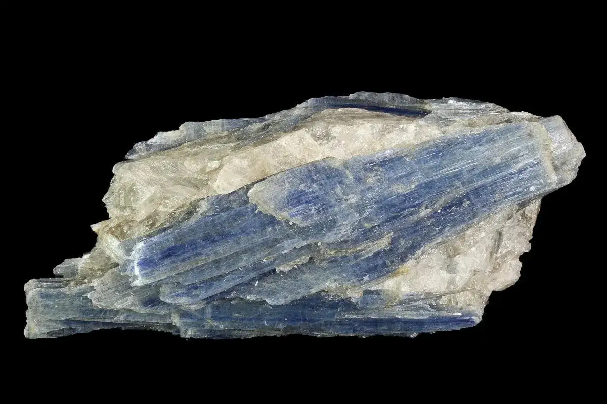 Blauer Kyanit mit wei&szlig;em Quarz, dessen schichtartige Struktur eine faszinierende Wirkung entfaltet.