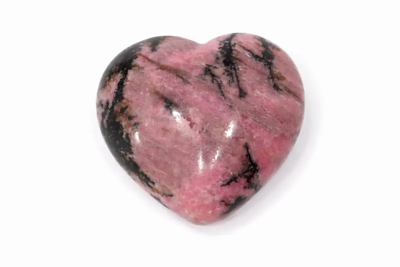 Herzf&ouml;rmiger Trommelstein in Rosa mit schwarzen Einschl&uuml;ssen. Seine Wirkung soll beruhigend und harmonisierend sein.