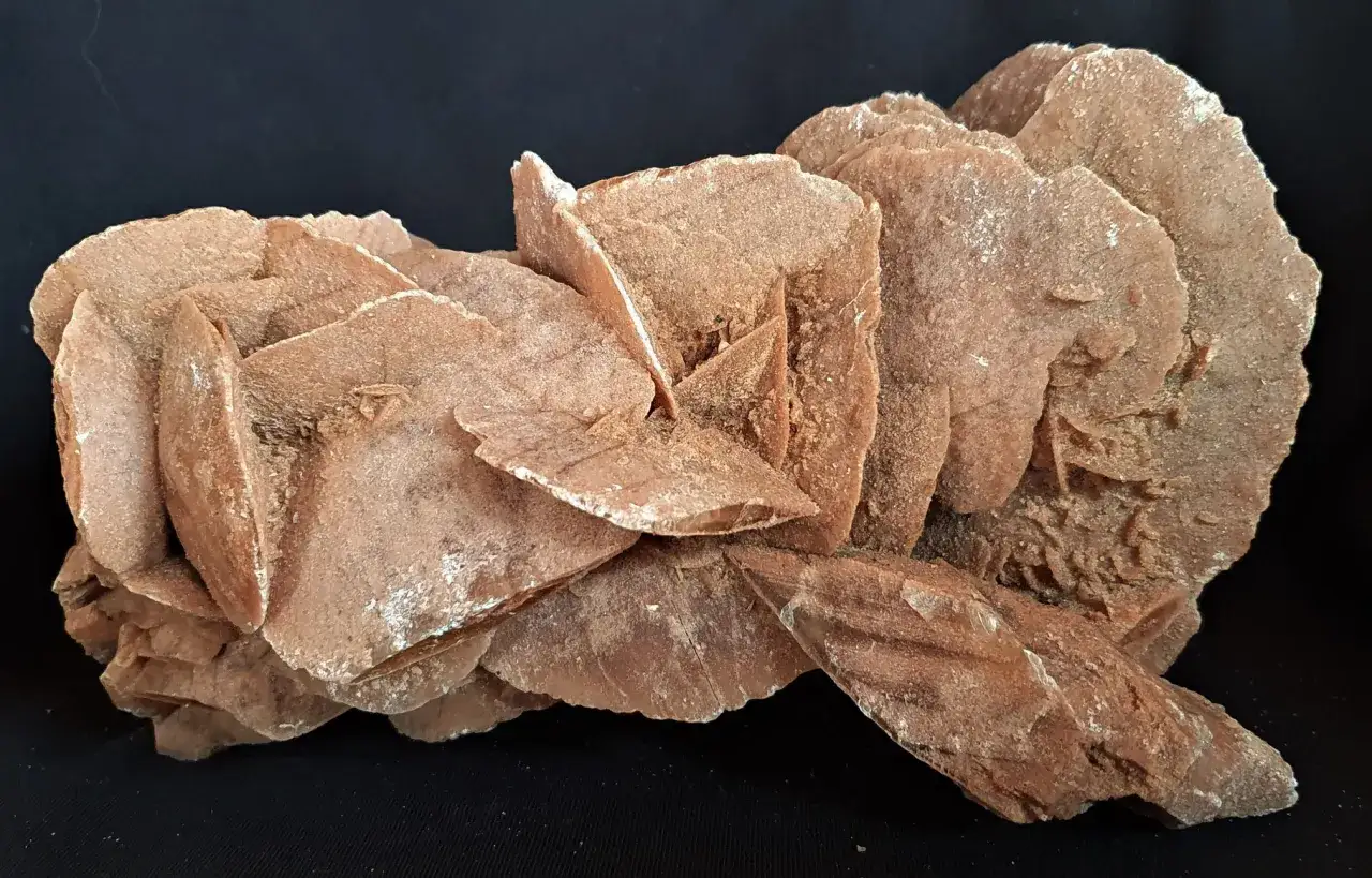 Eine Sandrose mit blättriger Struktur, deren Wirkung an die Kraft der Wüste erinnert.