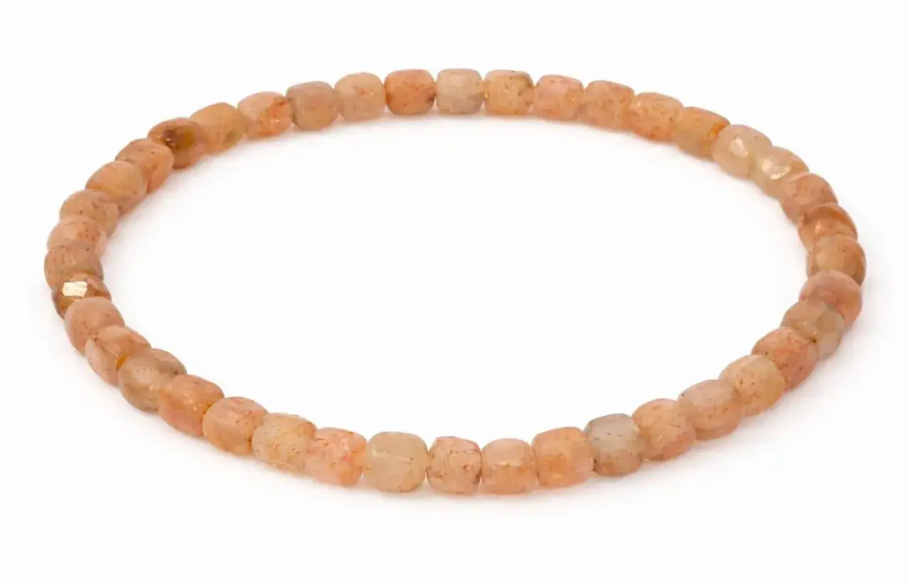 Armband aus facettierten Sonnenstein-Perlen. Der Sonnenstein soll Lebensfreude und Optimismus fördern, seine Wirkung ist belebend.