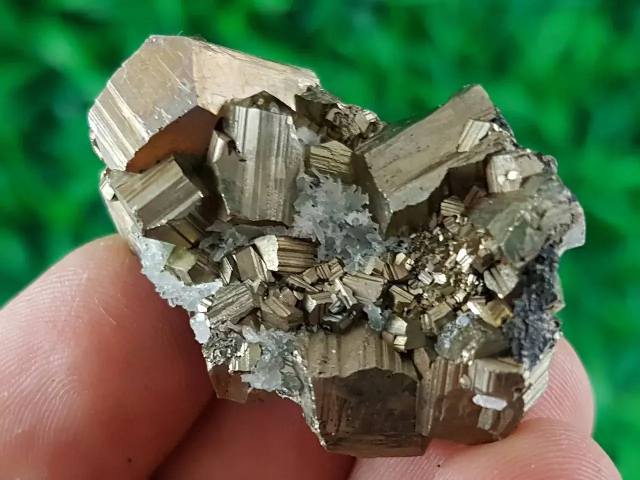 Ein Stück Katzengold, das wie ein Schatz glänzt. Seine faszinierende Wirkung liegt in seiner metallischen Schönheit und den vielen kleinen Kristallen.