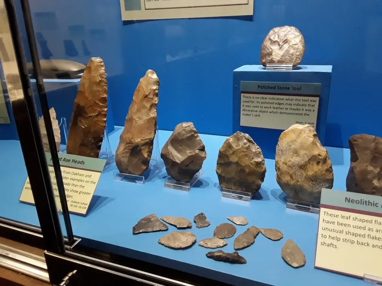 Steinzeitliche Werkzeuge aus Flint, die die Bedeutung von Flint f&uuml;r die Herstellung von Werkzeugen und Waffen zeigen.