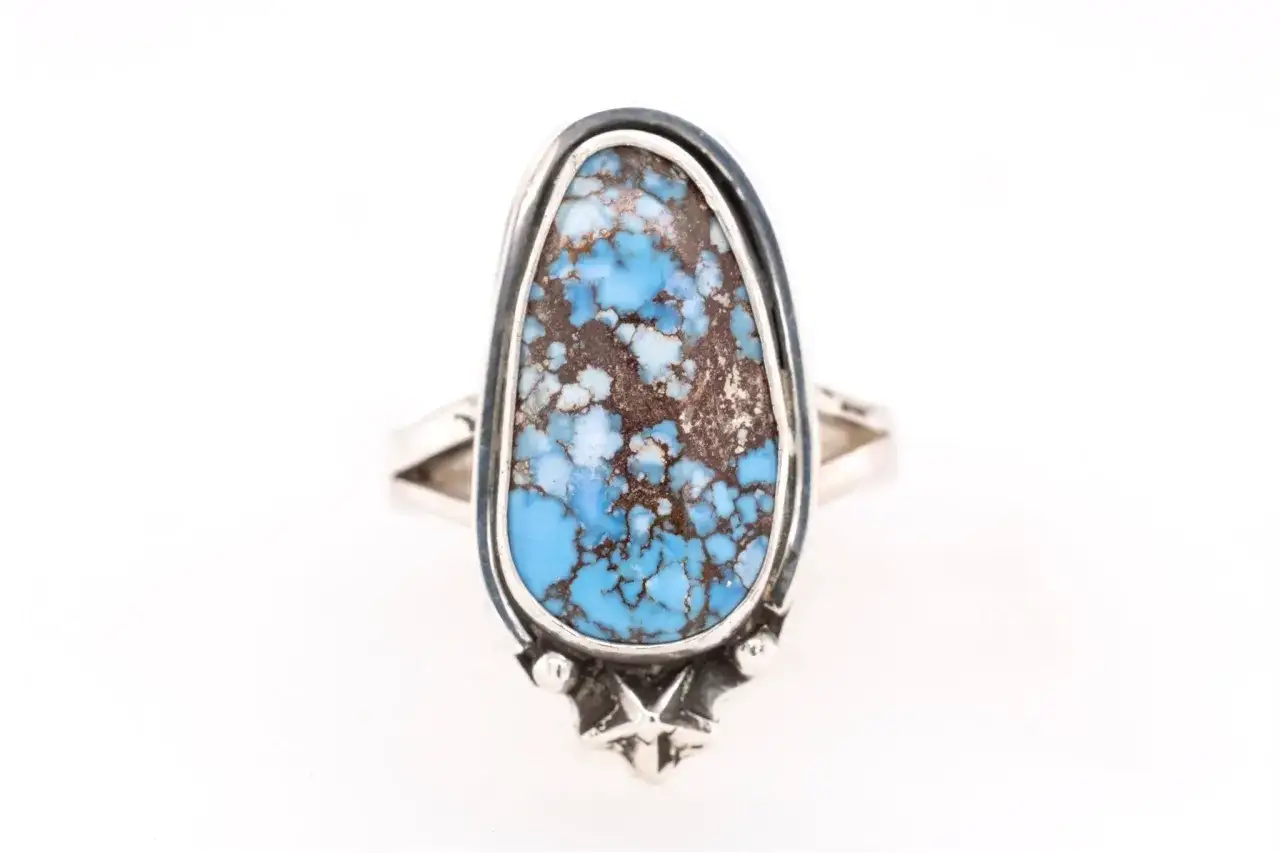 Silberring mit einem ovalen, t&uuml;rkisfarbenen Stein, der die Bedeutung von Schutz und Heilung symbolisiert.