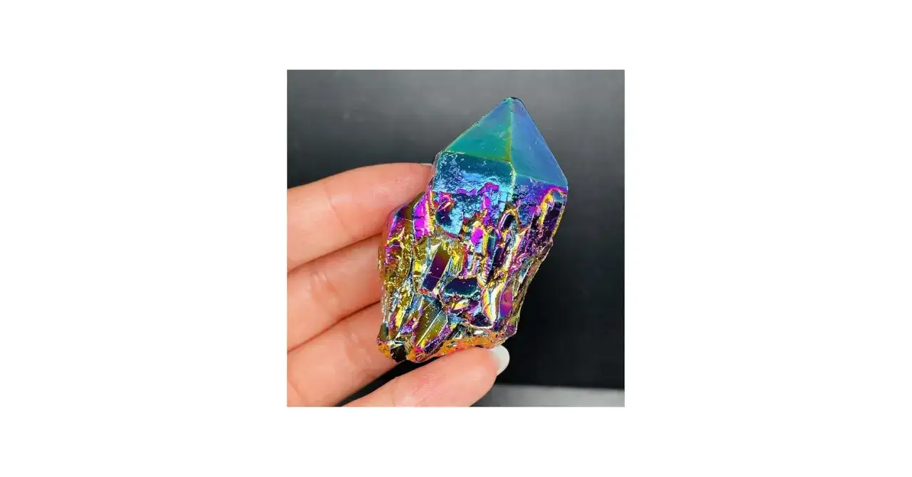 Regenbogen-Kristall in Hand, der die Angel Aura Wirkung zeigt. Ein schillerndes Spektakel aus Farben.