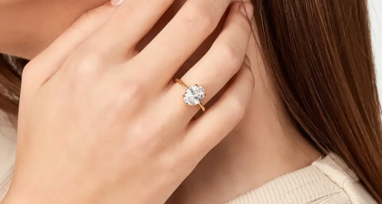 Ein ovaler Zirkonia Stein auf einem goldenen Ring. Die Bedeutung eines Zirkonia Steins liegt in seiner Brillanz und seinem Wert.