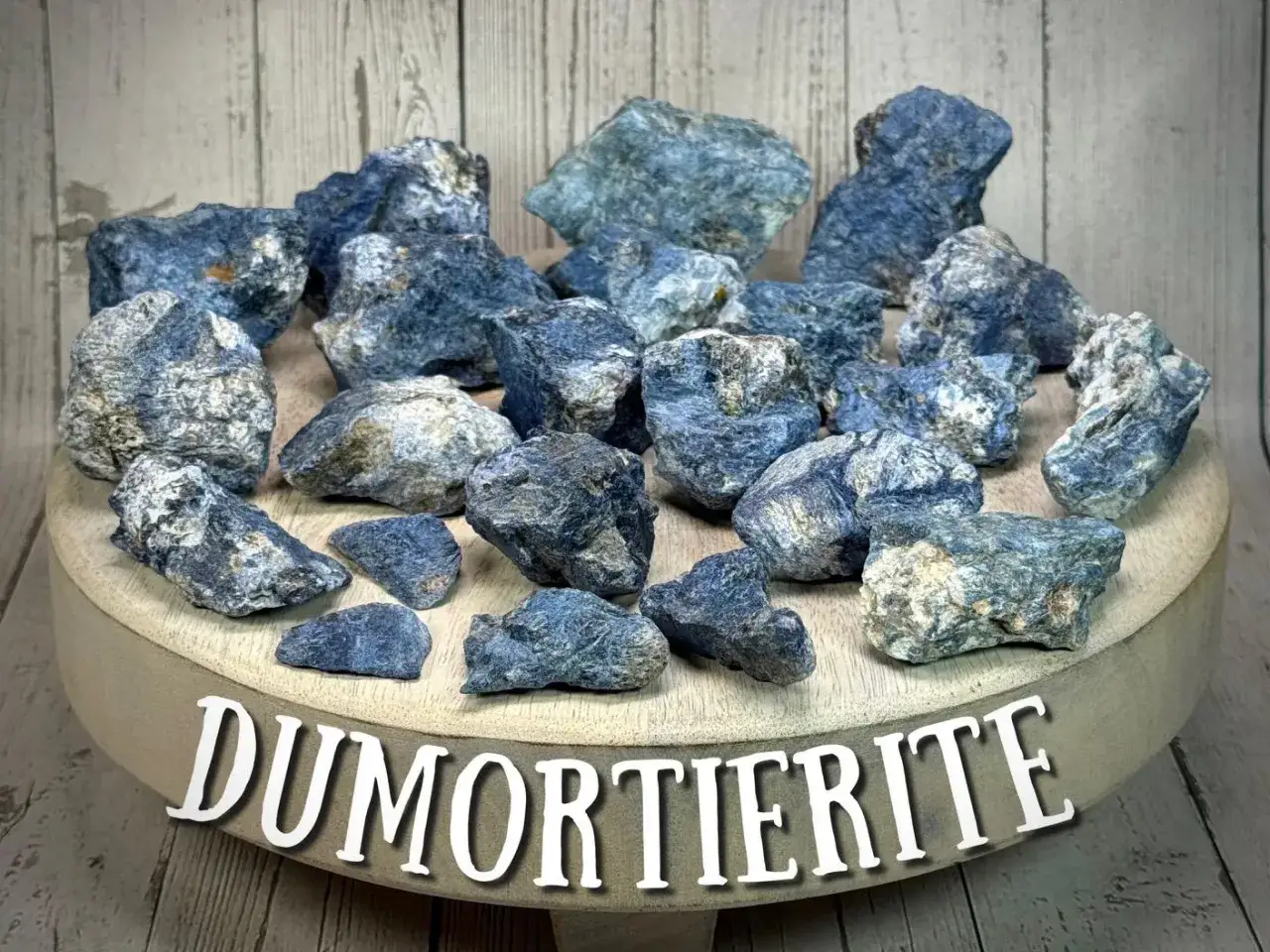Eine Sammlung von rohen, blauen Dumortierit-Kristallen, die zum Dumortierit kaufen einladen.