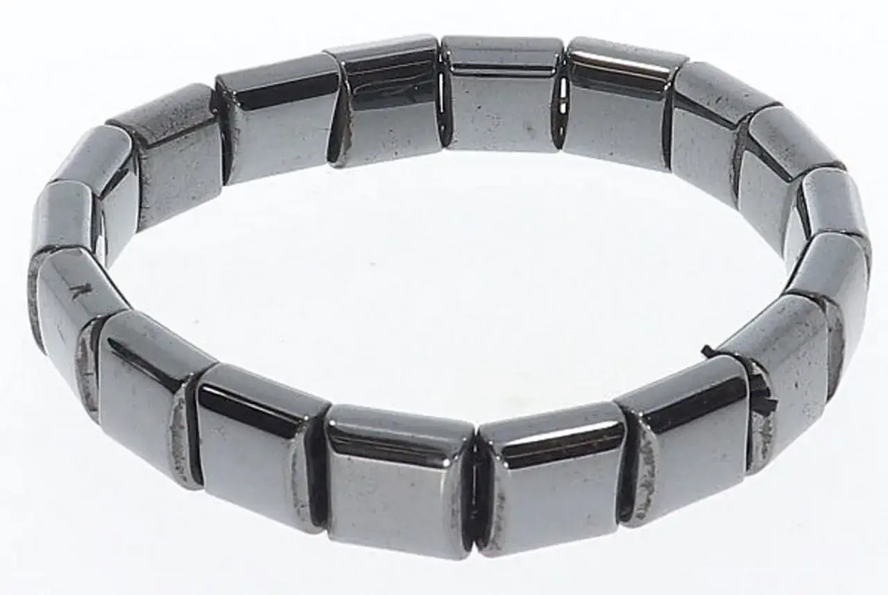 Armband aus facettierten H&auml;matit-Steinen. Was ist H&auml;matit? Ein Mineral, das oft f&uuml;r Schmuck verwendet wird.
