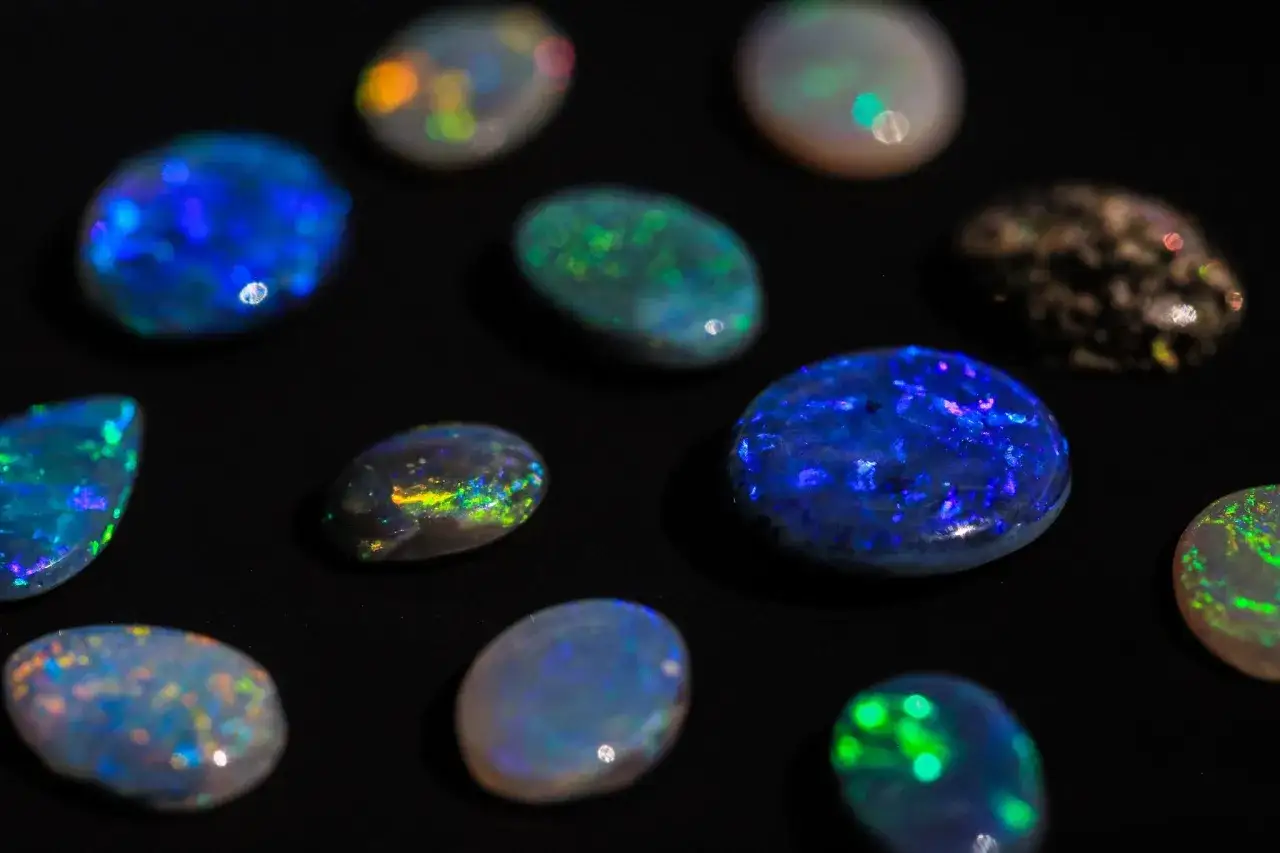 Vielfarbige Opale, die das Licht einfangen. Was ist ein Opal? Ein faszinierender Edelstein mit schillernden Farben.